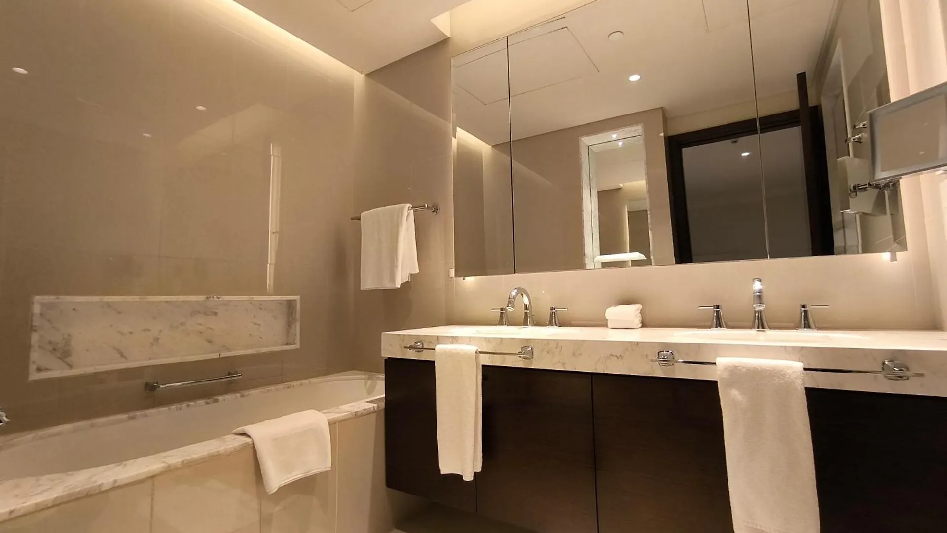 Апартаменты Luxurious 2-Bedroom Address Fountain Views Tower 2 Burj Khalifa View Дубай